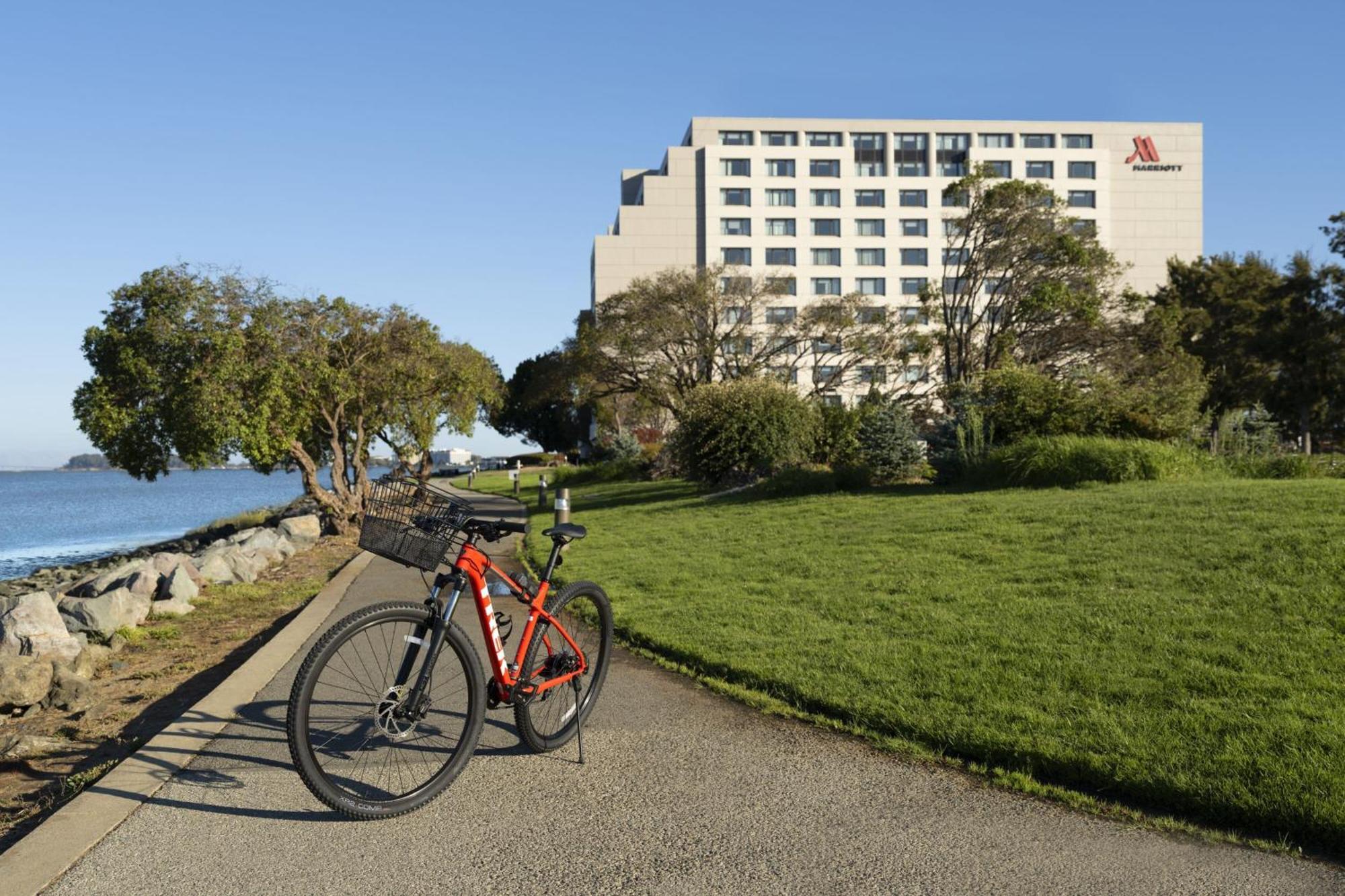 Отель San Francisco Airport Marriott Waterfront Берлингейм Экстерьер фото